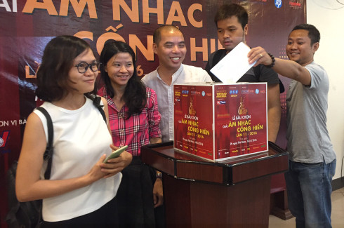 Các phóng viên bỏ phiếu sáng 14/4