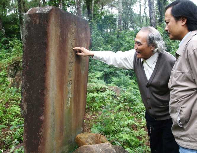 Nhà nghiên cứu Trần Viết Điền thuyết minh về tấm bia đã bị đục sửa ở lăng Ba Vành