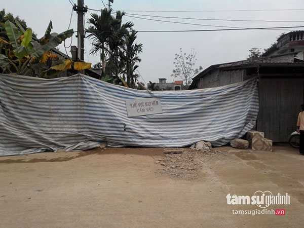 Chính quyền xã đã lập hàng rào cảnh giới người dân và lập sổ theo dõi biến động tại khu vực này