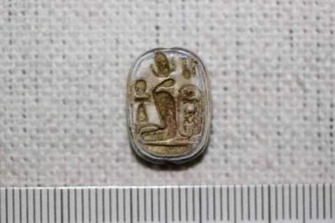 Mặt nhẫn với chữ tượng hình chưa có lời giải của vua Thuthmosis III.