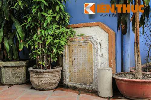  Tấm bia bằng chữ Hán đặt dưới gốc cây Bồ Đề bên trong chùa.