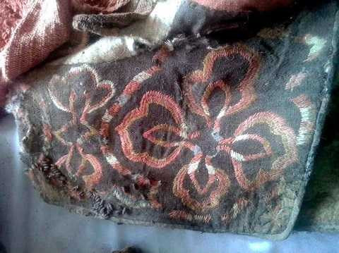 Họa tiết hoa văn trên túi và yên ngựa. Họa tiết hoa văn trên túi và yên ngựa.