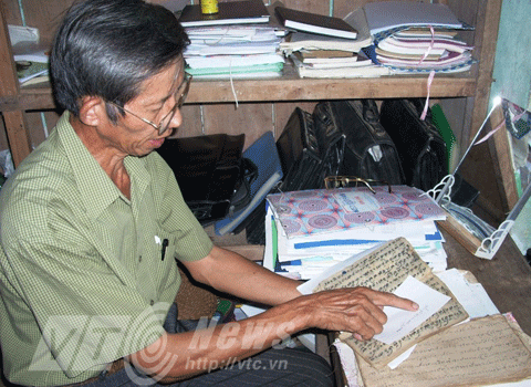 Ông Hà Nam Ninh bên những cuốn sách Thái cổ viết về Mường Khoòng và Chúa Chổm