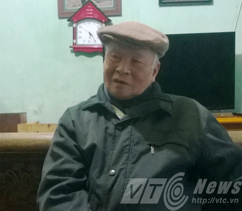 Ông Nguyễn Văn Kinh đang kể những câu chuyện về Chúa Chổm ở đất Bố Vệ