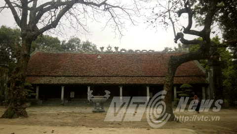 Đền thờ các vua nhà Lê, có thờ bài vị của nhà vua mang biệt danh “Chúa Chổm”.