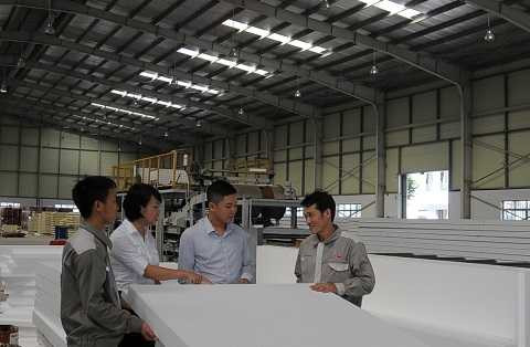 Đại diện VPBank làm việc với lãnh đạo doanh nghiệp ngay tại xưởng sản xuất của đơn vị Đại diện VPBank làm việc với lãnh đạo doanh nghiệp ngay tại xưởng sản xuất của đơn vị