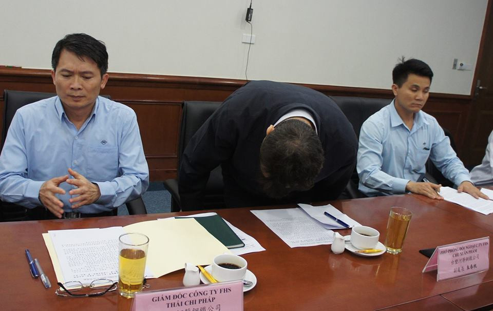 Ông Chu Xuân Phàm cúi đầu xin lỗi