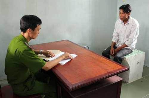 Người ném con gái vào đống lửa bị bắt. Ảnh: Hồ Nam