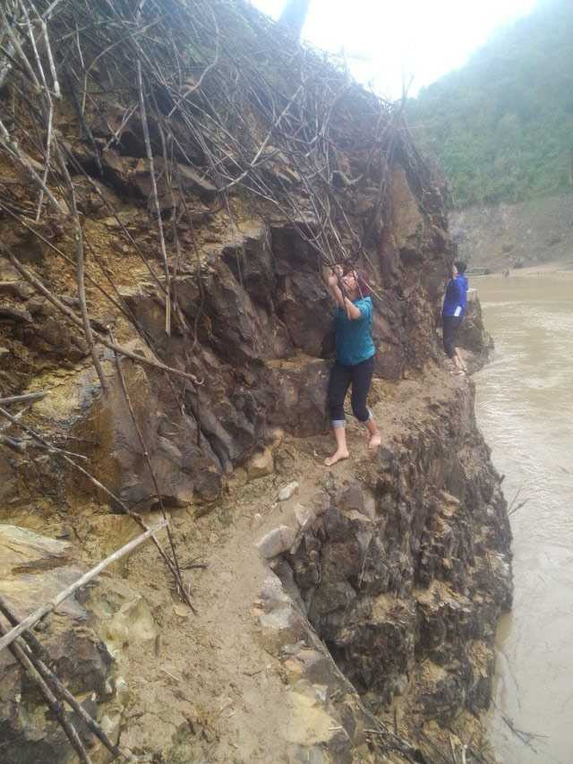 Giáo viên trèo đèo lội suối đi dạy học gây "bão" mạng