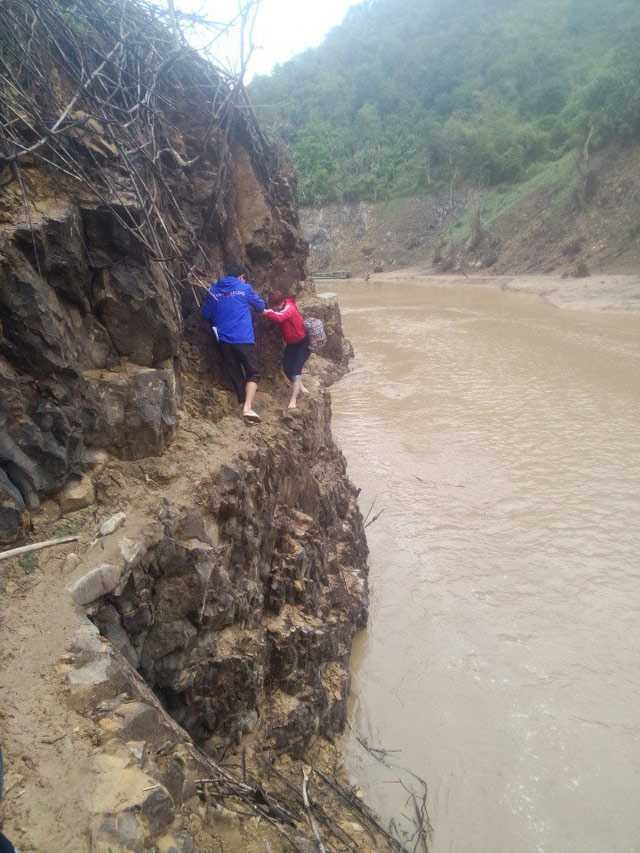 Giáo viên trèo đèo lội suối đi dạy học gây "bão" mạng