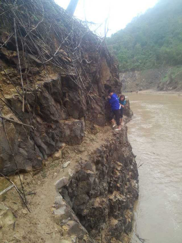 Giáo viên trèo đèo lội suối đi dạy học gây "bão" mạng