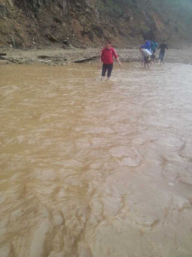 Cô giáo cắm bản