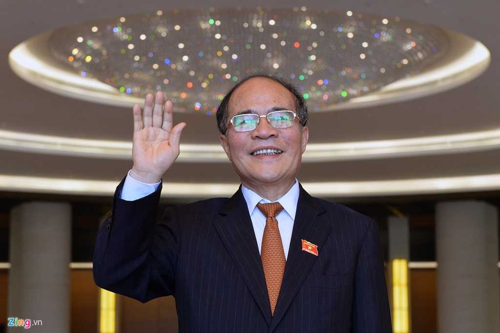 Ông Nguyễn Sinh Hùng vẫy tay chào mọi người. Kỳ họp thứ 11, Quốc hội khóa 13 đã kết thúc tốt đẹp.