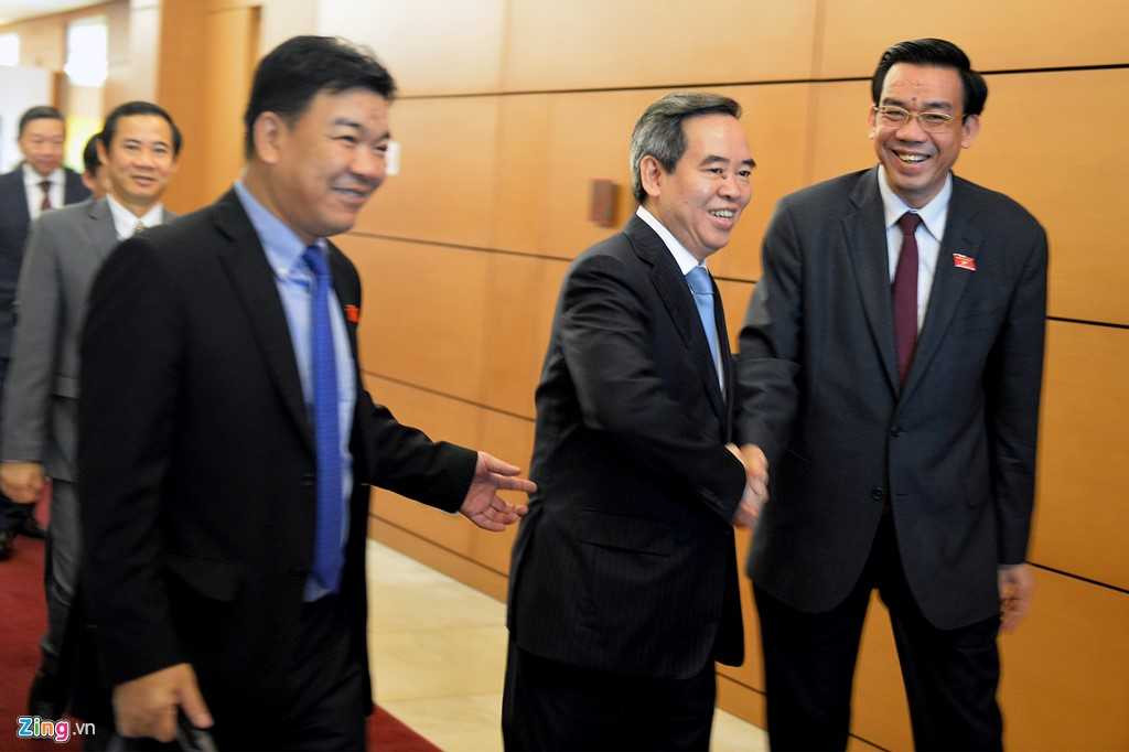 Các đại biểu chào tạm biệt tân Trưởng ban Kinh tế Trung ương, Nguyễn Văn Bình tại hành lang hội trường.