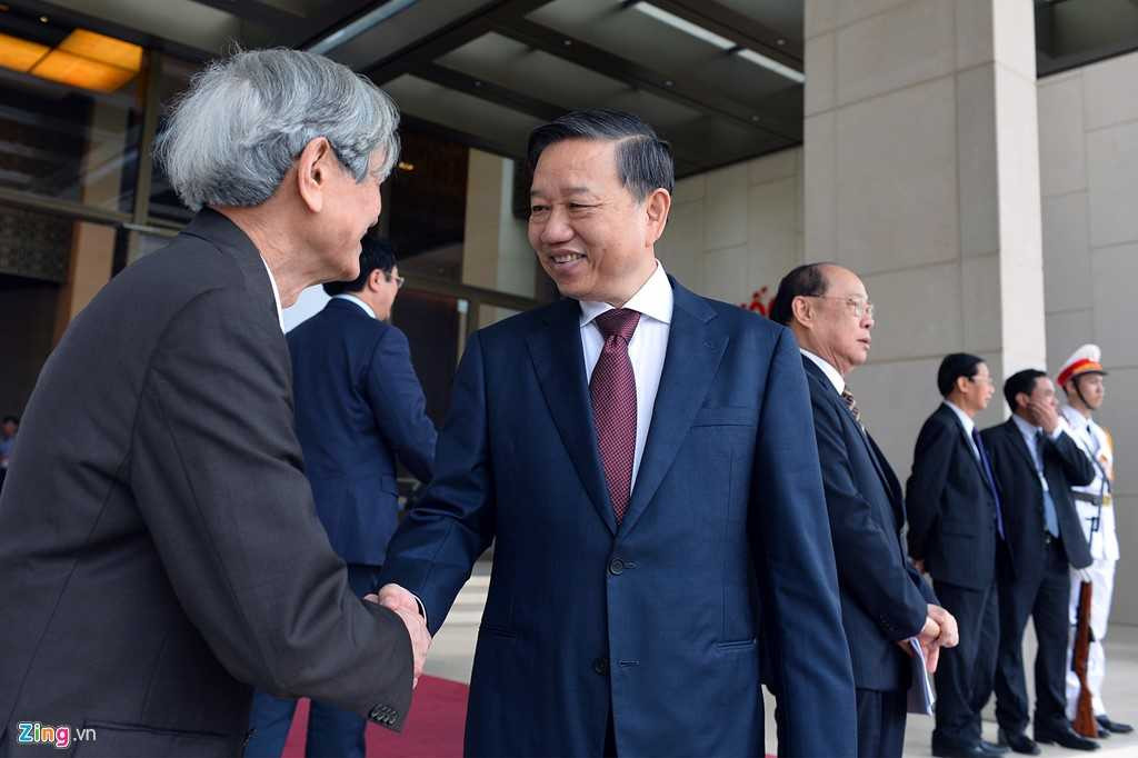 Ông Tô Lâm - tân Bộ trưởng Công an tạm biệt các đại biểu tại cửa tòa nhà Quốc hội.