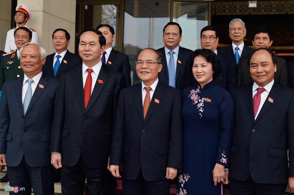 Chủ tịch nước Trần Đại Quang, Thủ tướng Nguyễn Xuân Phúc cùng Chủ tịch Quốc hội Nguyễn Thị Kim Ngân, nguyên Chủ tịch Quốc hội Nguyễn Sinh Hùng và Phó Chủ tịch Quốc hội Uông Chu Lưu cùng một sốt đại biểu chụp ảnh lưu niệm trước khi ra về