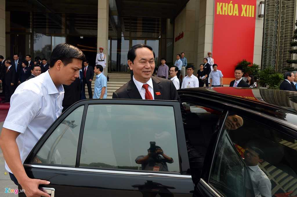 Chủ tịch nước Trần Đại Quang lên ôtô rời tòa nhà Quốc hội.