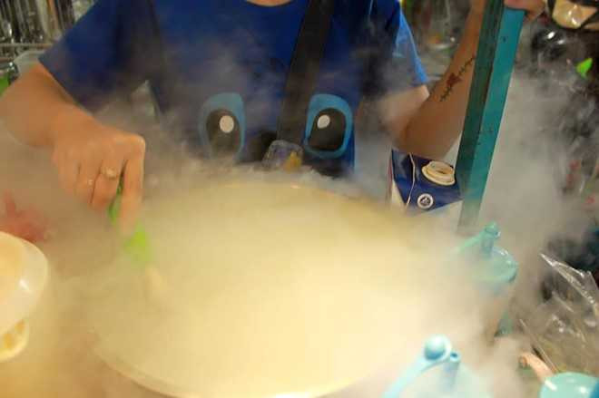 Giới trẻ Sài Gòn phát sốt với trào lưu ăn ‘snack khói, kem mây’