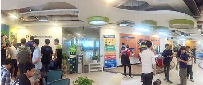 Các bạn trẻ hào hứng trải nghiệm các xu hướng công nghệ mới nhất