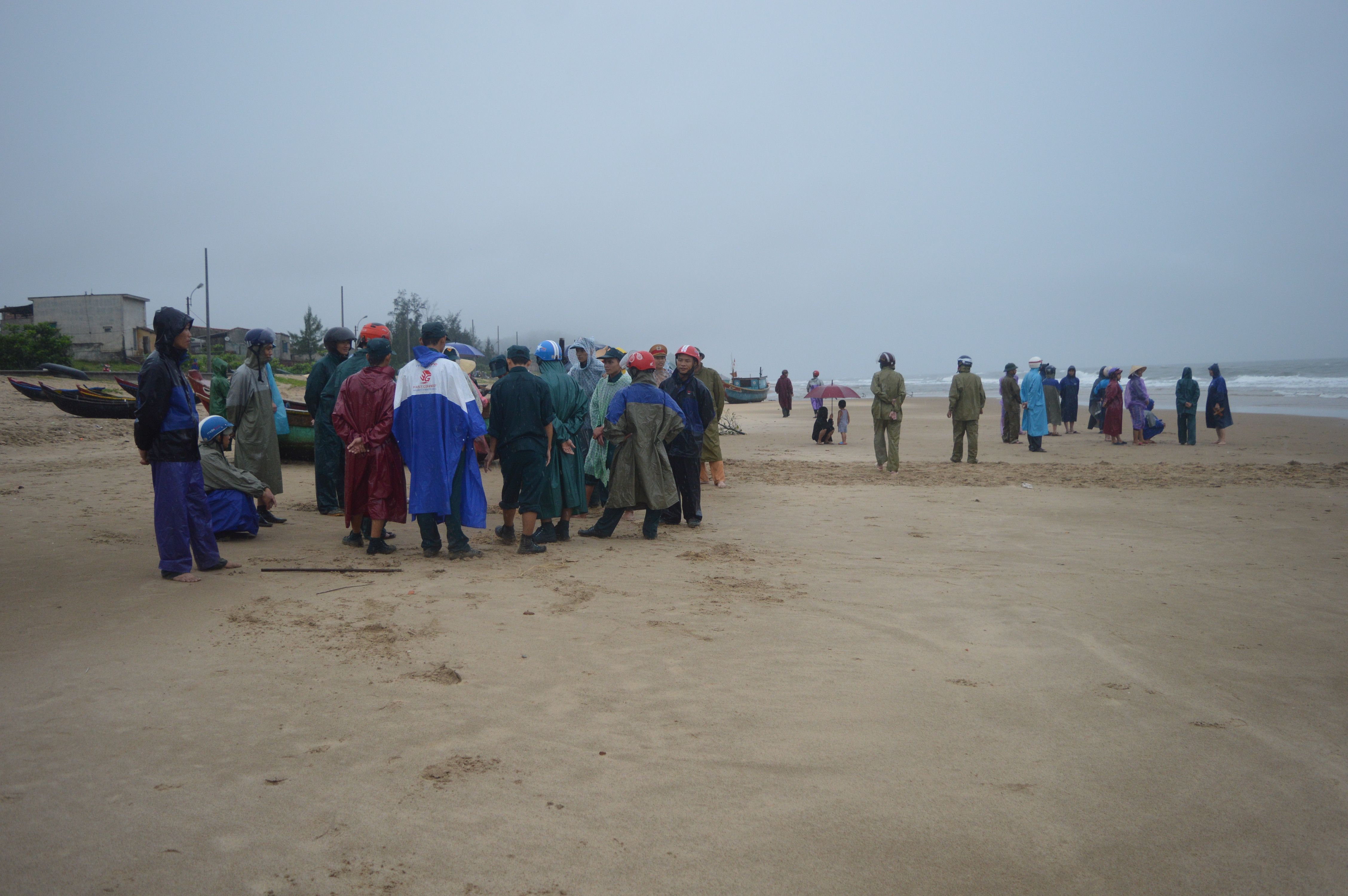 Các tàu lớn được điều động ra bờ biển xã Hải Trạch (huyện Bố Trạch) để chuẩn bị công tác cứu hộ.