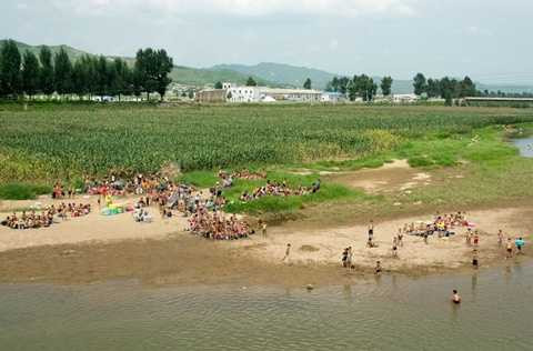 Vào buổi chiều, những đứa trẻ sau khi đã hoàn thành các công việc của mình và đi tắm sông