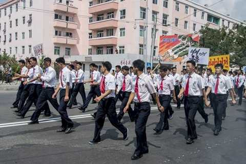 Một số học sinh Triều Tiên đang tham gia một cuộc diễu hành 