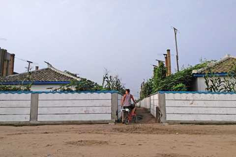 Để có thể hoàn thành chuyến đi này, nhiếp ảnh gia Chu đã phải mất một ngày do chuyến tàu bị tạm hoãn một vài giờ đồng hồ do xảy ra xung đột giữa 2 miền Triều Tiên. 