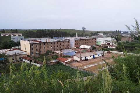 Nhiều khu nhà ở trông khá tồi tàn và thực sự cần sửa chữa sớm. 