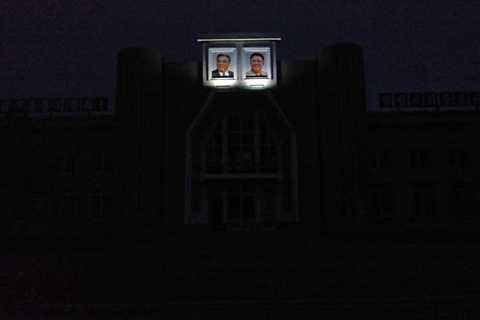 Về đêm, hai bức ảnh này là những thứ duy nhất được lắp đèn chiếu sáng và rực rỡ