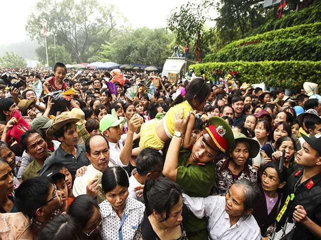 Công an phải giải cứu trẻ nhỏ thoát khỏi biển người đi lễ đền Hùng (ảnh: theo Trần Thường/VietNamNet)