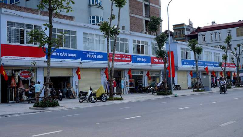 Biển quảng cáo động bộ trên đường Lê Trọng Tấn - Ảnh: Vietnamnet