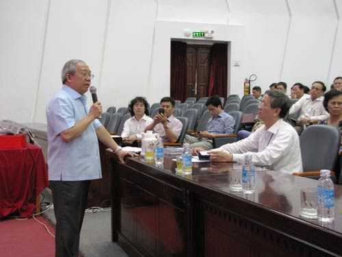 GS Trần Văn Nhung phát biểu tại buổi tập huấn.