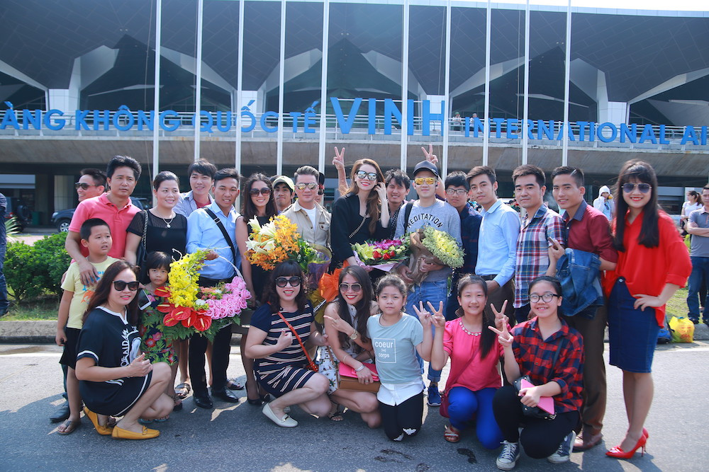 Hà Hồ thời trang cực 'chất', khoe chân thon dài bên Mr Đàm ở sân bay