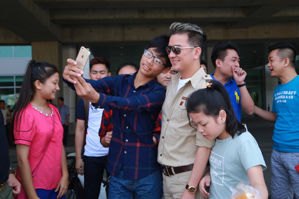 Hà Hồ thời trang cực 'chất', khoe chân thon dài bên Mr Đàm ở sân bay