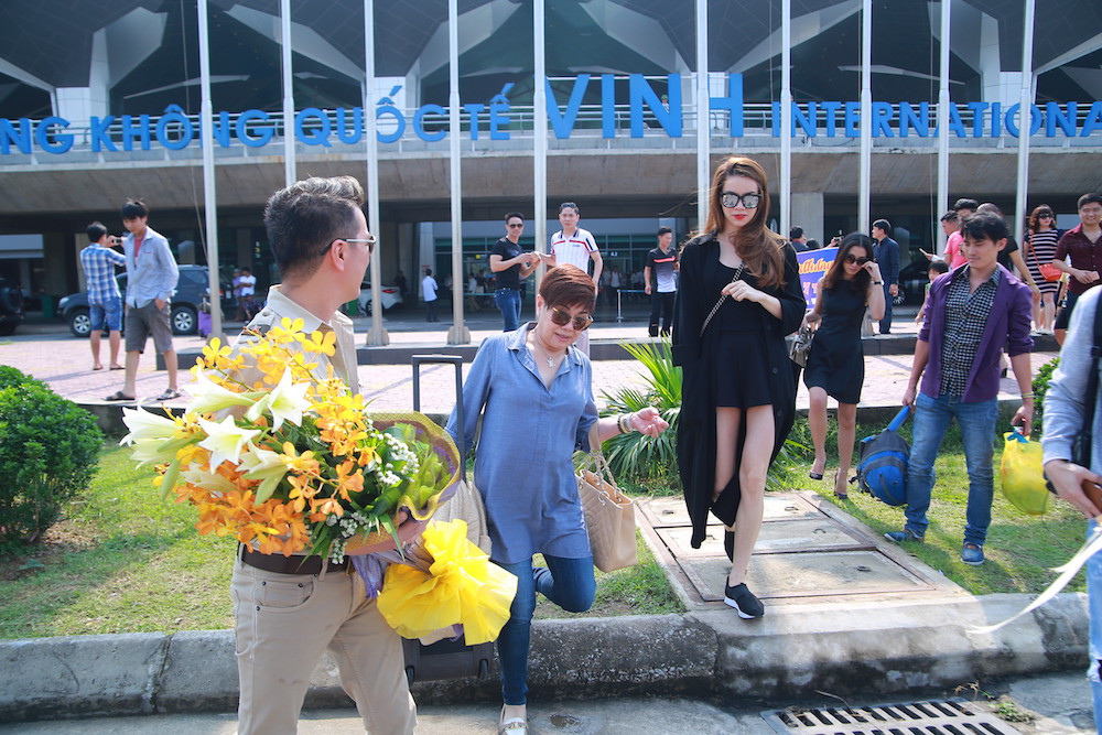 Hà Hồ thời trang cực 'chất', khoe chân thon dài bên Mr Đàm ở sân bay