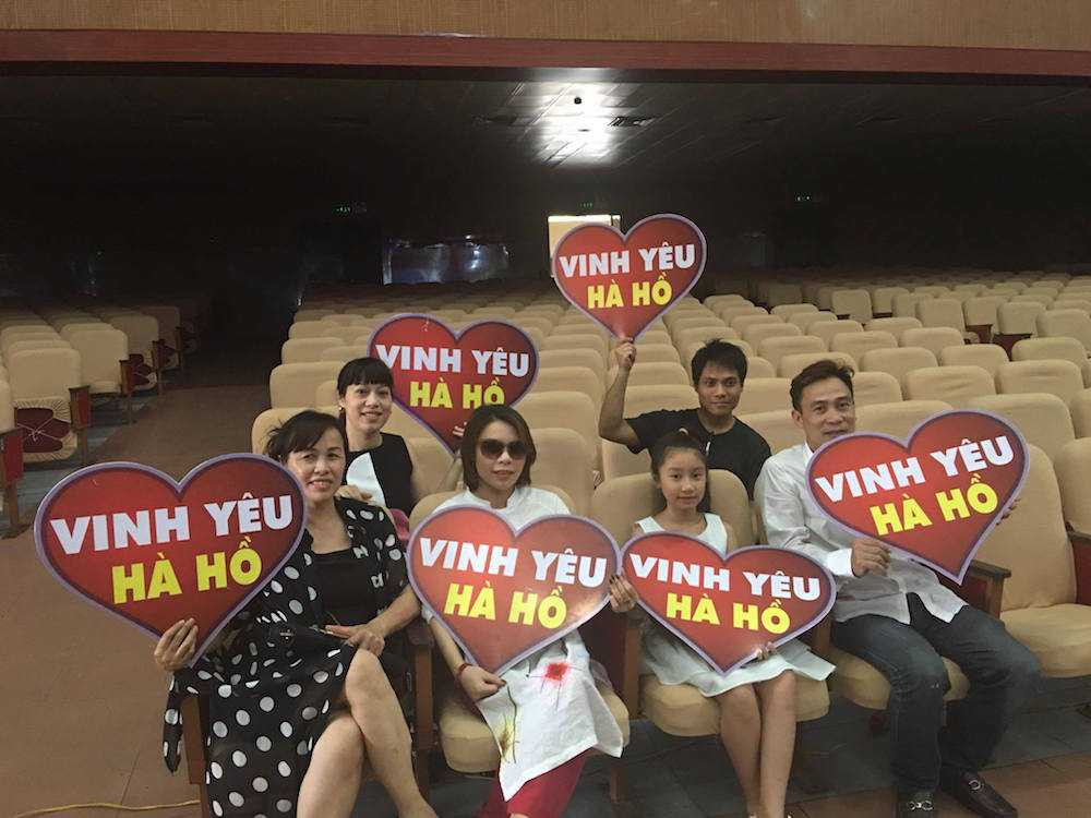 Hà Hồ thời trang cực 'chất', khoe chân thon dài bên Mr Đàm ở sân bay