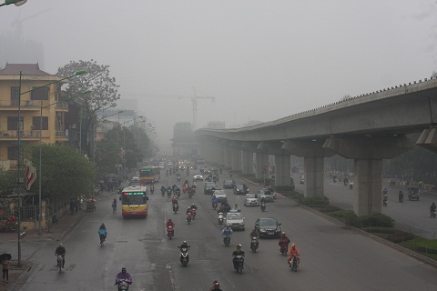 Hà Nội chìm trong sương mù - Ảnh: Tùng Lâm