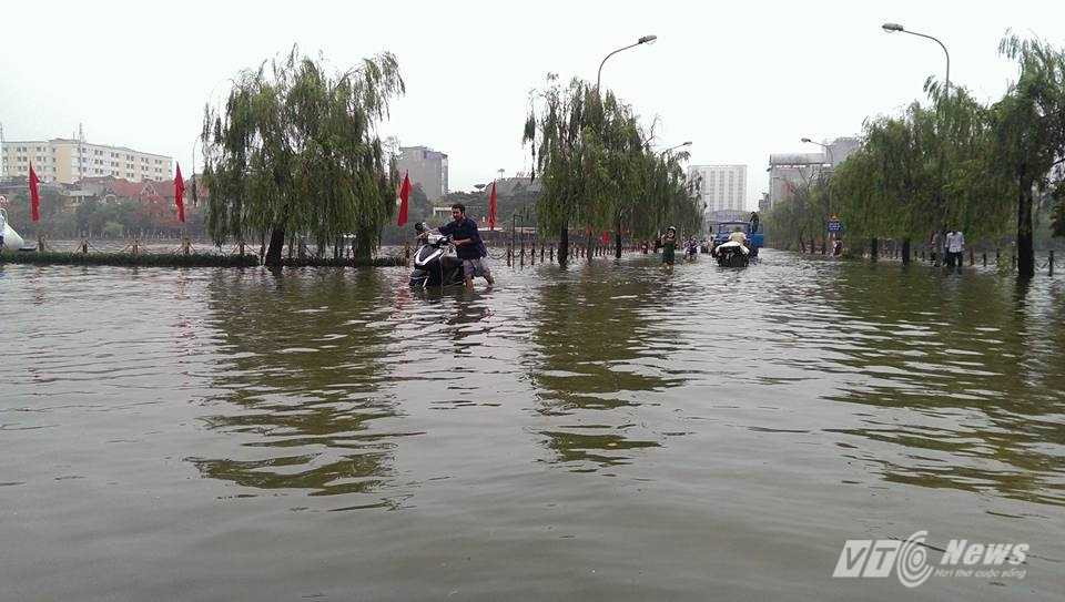 Hà Nội: Dân chung cư choáng váng tỉnh dậy thấy sống trong ốc đảo