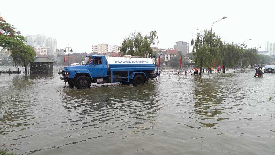 Hà Nội: Dân chung cư choáng váng tỉnh dậy thấy sống trong ốc đảo