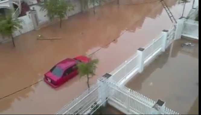 Hà Nội: Dân chung cư choáng váng tỉnh dậy thấy sống trong ốc đảo