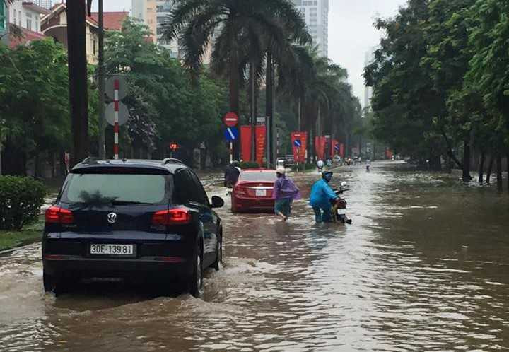 Hà Nội: Dân chung cư choáng váng tỉnh dậy thấy sống trong ốc đảo