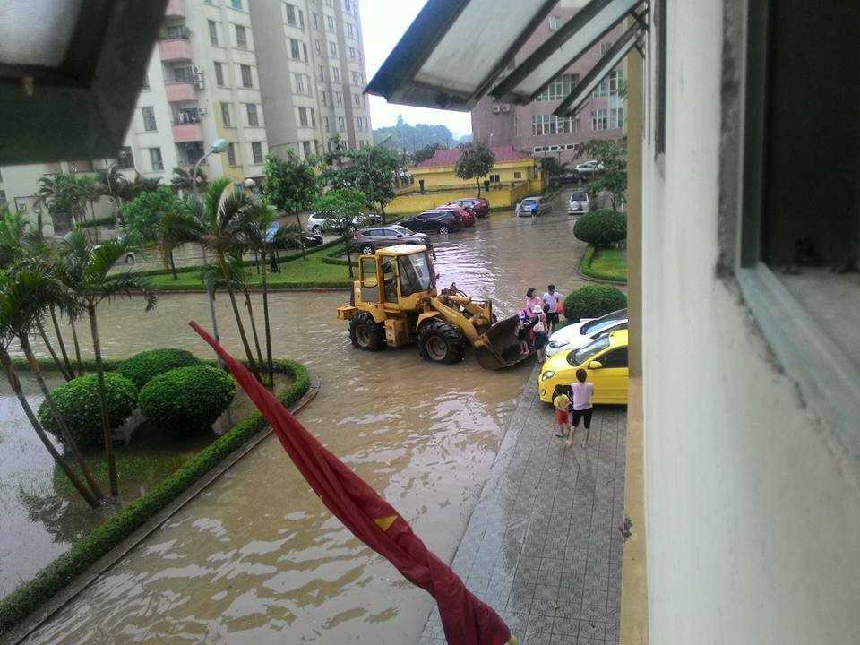Tại chung cư Handi Resco (Lê Văn Lương, quận Thanh Xuân), bạn Tuấn Nguyễn chia sẻ hình ảnh chiếc máy xúc được huy động để trung chuyển đưa trẻ em, người lớn vượt qua khoảng sân ngập.
