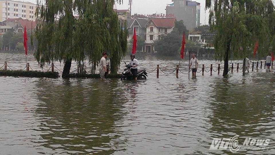 Hà Nội: Dân chung cư choáng váng tỉnh dậy thấy sống trong ốc đảo