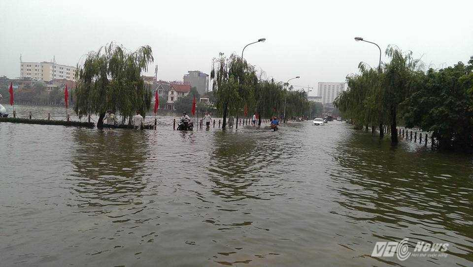 Hà Nội: Dân chung cư choáng váng tỉnh dậy thấy sống trong ốc đảo