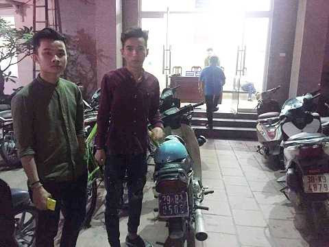 Hai nhân viên quán karaoke đi xe biển xanh bị tổ công tác Y7 - 141 phát hiện, tạm giữ phương tiện. Hai nhân viên quán karaoke đi xe biển xanh bị tổ công tác Y7 - 141 phát hiện, tạm giữ phương tiện.