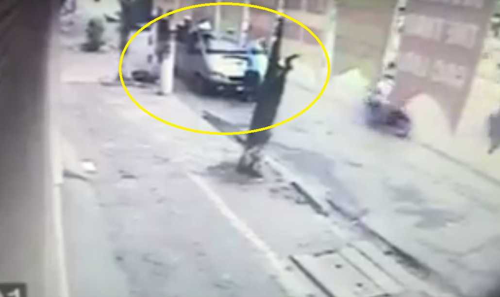 Tài xế cõng TTGT hơn 20 mét mới chịu dừng xe. 