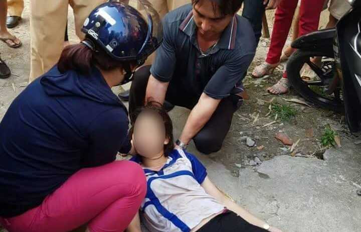 Nạn nhân đang được cấp cứu tại BV Đức Giang. 