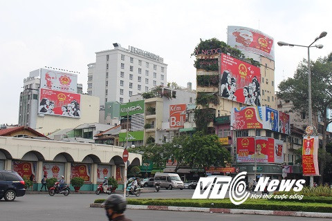 Xung quang chợ Bến Thành, nơi trung tâm TP, tập trung nhiều người qua lại là nơi lý tưởng để thực hiện công tác tuyên truyền