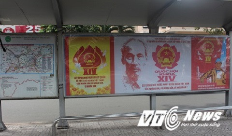 Hình ảnh bầu cử còn được trang trí ở hầu hết các trạm dừng chân xe buýt