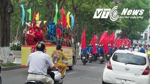 Hàng trăm thanh niên tình nguyện diễu hành vòng quanh hồ Hoàn Kiếm để chào mừng nagyf bầu cử đại biểu Quốc hội, HĐND